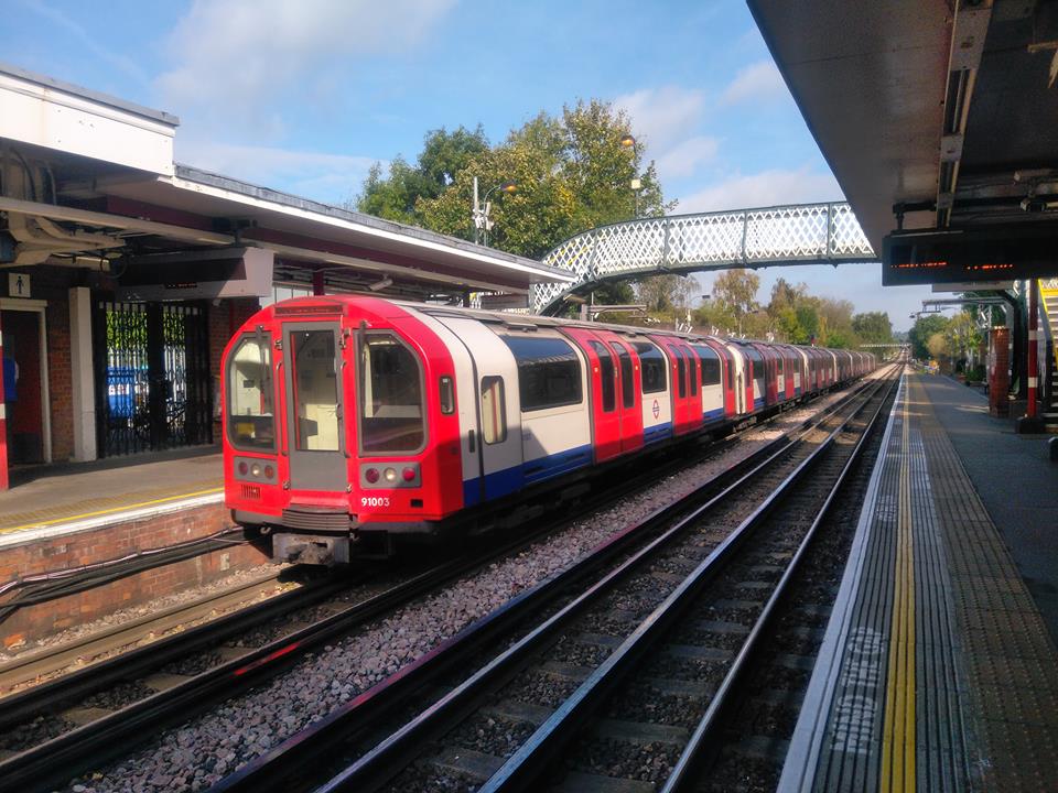 91003 LUL CENTRAL LINE (THEYDON BOIS) 14-10-17 (S AUSTIN)