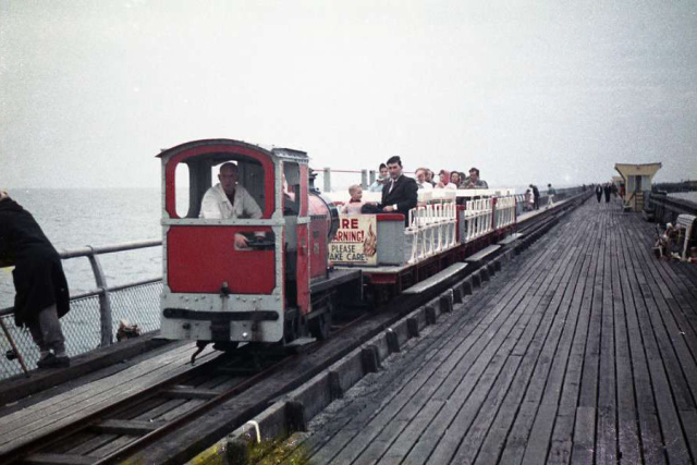 Walton Pier-railway-train-lr (PETE FROST FILES WORDPRESS.COM)