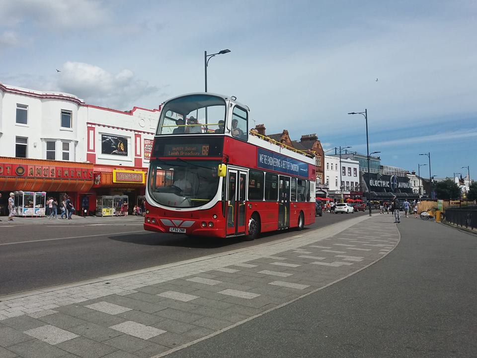 LF52ZNR WVL83 LG 0T 68 (SD SEAFRONT) 17-8-18 (S AUSTIN)