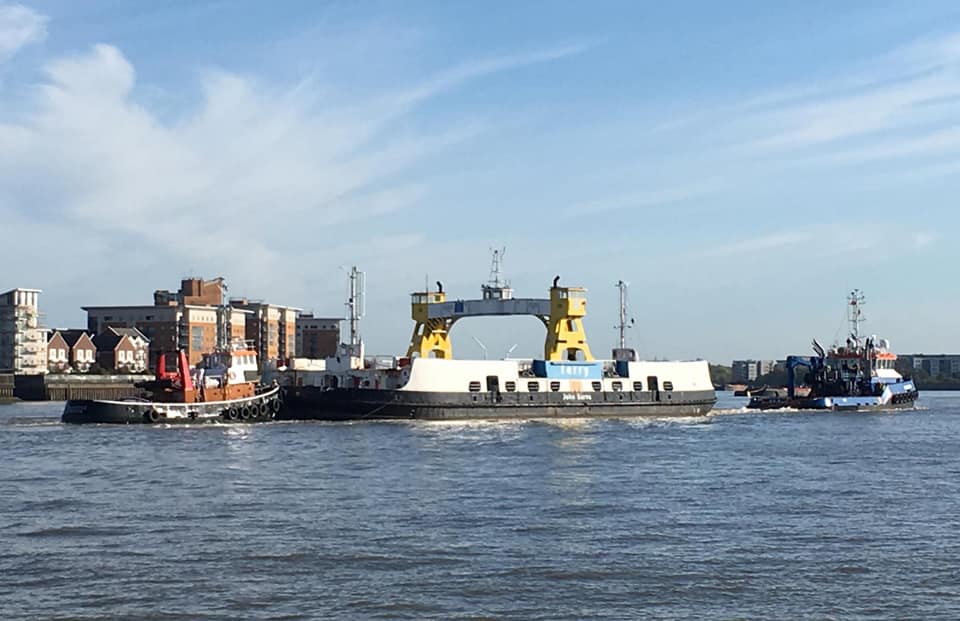 JOHN BURNS EX WOOLWICH FREE FERRY (STERN) ON TOW DOWN THAMES 7-10-18 (LUCAS B)