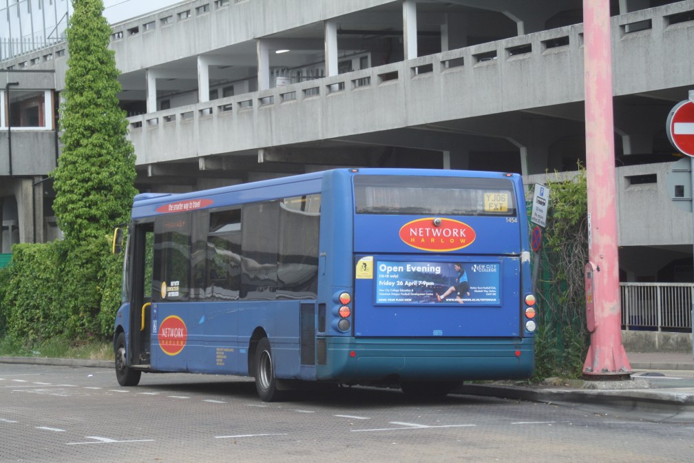 YJ06FXT 1454 (REAR) AR NETWORK HARLOW 18-5-19