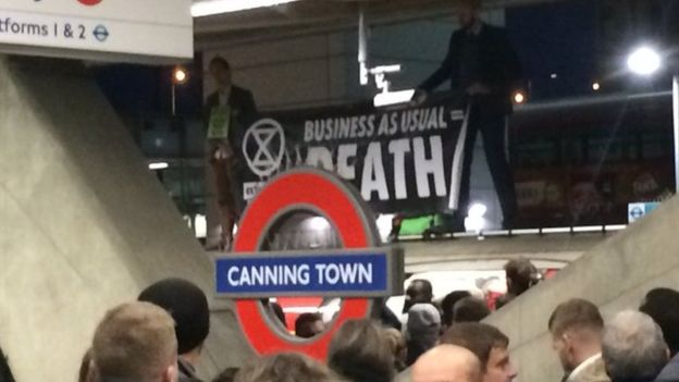 LUL JUBILEE LINE (CANNING TOWN EXTINCTION REBELLION PROTECT) 18-10-19 (GRETCHEN RED)