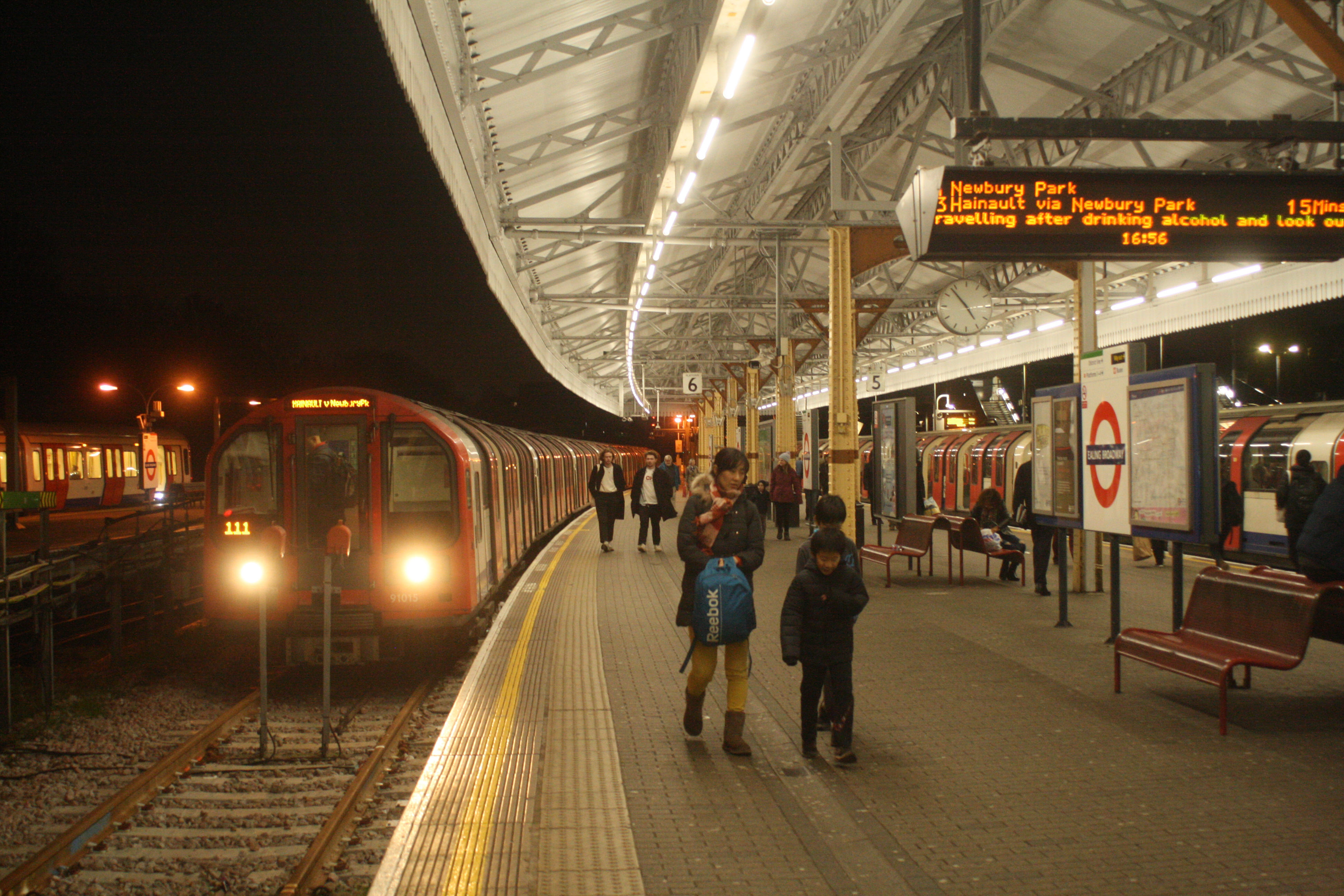 91015 LUL CENTRAL LINE (EALING BROADWAY) 7-12-19